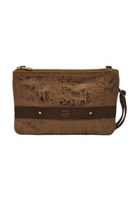 Clutch en cuir brun texturé avec un motif en imprimé serpent, comportant un accent en suédine brun foncé, du matériel doré et une fermeture éclair.