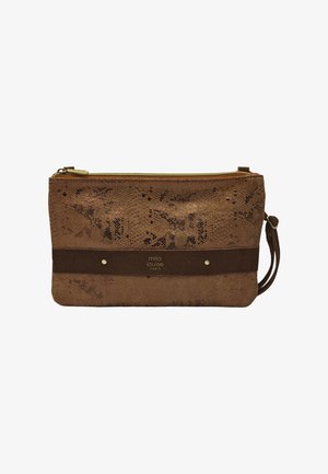 Clutch en cuir brun texturé avec un motif en imprimé serpent, comportant un accent en suédine brun foncé, du matériel doré et une fermeture éclair.