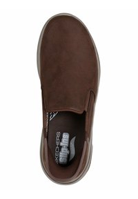Chaussure marron à enfiler en daim, présentant une texture lisse, un bout rond et des panneaux latéraux élastiques. L'intérieur comprend une semelle intérieure rembourrée.