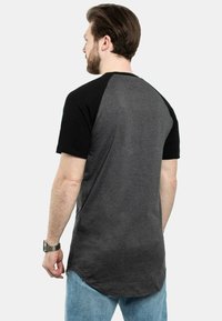 Blackskies ROUND BASEBALL KURZARM - Marškinėliai su spaudiniu - charcoal black
