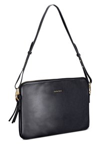 Sort læder crossbody taske med justerbar rem, guld hardware og lynlåslukning. Har et logo og dekorativt frynseelement.