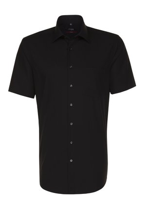 Maglietta nera a maniche corte, realizzata in tessuto liscio, con chiusura frontale a bottoni, colletto e taschino sul petto. Design semplice e colore uniforme.