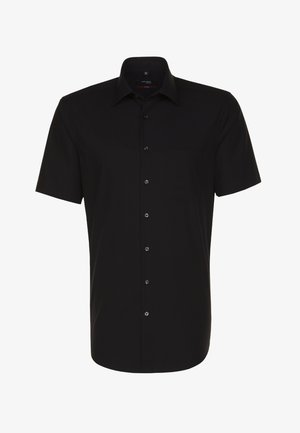 Korte mouwen zwarte shirt, gemaakt van gladde stof, met een knoopsluiting aan de voorkant, kraag en een borstzak. Eenvoudig ontwerp en effen kleur.