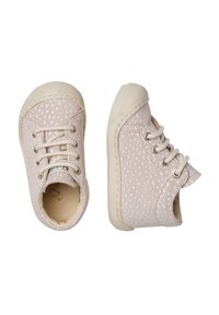 Sneakers da bambino rosa con pois bianchi, realizzati in tessuto morbido, dotati di lacci, punta arrotondata e suola in gomma.