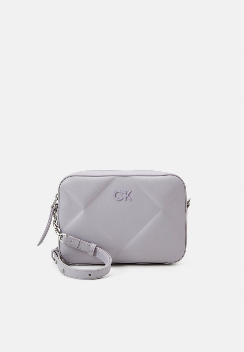 Calvin Klein RE LOCK QUILT CAMERA BAG - Plecu soma - iris