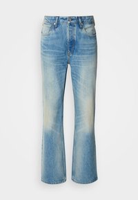 Lichtblauwe denim jeans met een uitlopende pijp, voorzien van een vervaagd uiterlijk, voorzakken en een knoopsluiting in de taille. Verstevigde stiksels zichtbaar.