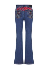 Mørkeblå flared denim jeans med broderede lommer, der har røde og metalliske detaljer. Klassisk fem-lommers stil.