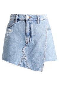 Falda corta de mezclilla en azul claro con dobladillo deshilachado, detalles desgastados, cintura alta y un diseño asimétrico con costuras visibles y bolsillos.