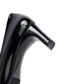 Scarpa nera in vernice con tacco alto, caratterizzata da una punta affilata e un tacco testurizzato con una leggera piattaforma nella parte anteriore.
