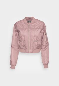 Skórzana kurtka bombowiec w jasnoróżowym satynowym materiale. Posiada zamek z przodu, dwie przednie kieszenie oraz kieszeń na rękawie z zamkiem.