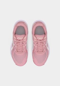 Ζευγάρι ροζ αθλητικά παπούτσια ASICS με επάνω μέρος από δίχτυ και κορδόνια, σε θέαση από πάνω, σε λευκό φόντο.