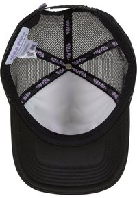 Must mustaga, millel on täistopitud esipaneel ja võrkpaneel taga. Valge sisepink on nähtav lilla mustriga õmbluste ääres. Lame äär.