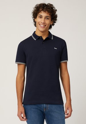 Polo a maniche corte di colore blu navy, realizzato in cotone, con apertura a tre bottoni, colletto a contrasto bianco e strisce sulle maniche, e un piccolo logo.