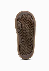 Suela de zapato de goma marrón con un patrón texturizado que presenta formas de diamante y un logo circular. Nombre de la marca "Converse" visible en el lateral.