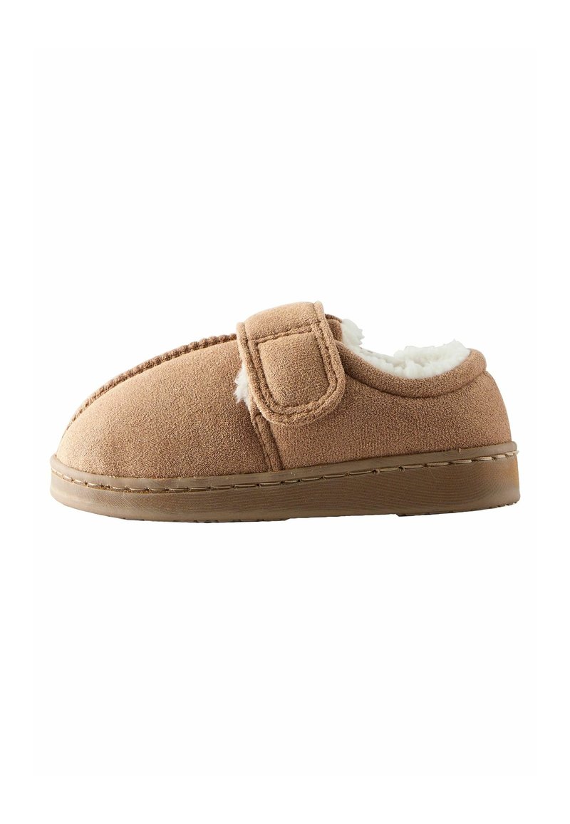 Chausson en daim marron clair avec bride Velcro réglable et doublure en polaire blanche, semelle en caoutchouc plate et bout fermé.