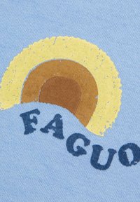 Tela azul claro con un gráfico circular que presenta un sol amarillo y un arco marrón, acompañado de la palabra "FAGUO" en letras gruesas de color marino.