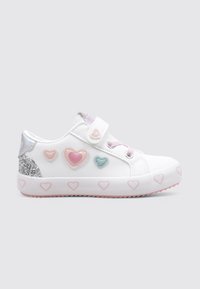 Zapatilla blanca con una correa de Velcro, decorada con aplicaciones de corazones en colores rosa, azul y pastel, y una sección del talón plateada con purpurina.