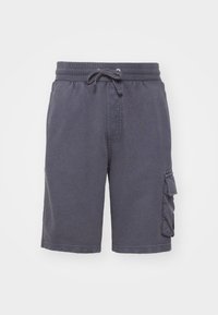 Shorts cargo en coton gris avec une taille élastique dotée d'un cordon de serrage, une poche latérale et une poche à rabat sur la jambe droite.