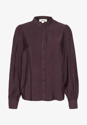 Ploomivärvi pluus läikivas, kerges materjalis. Omab nööpidega esist, pikki varrukaid koos kogutud mansettidega ja klassikalist kraed.