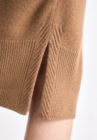 GANT DETAIL ROLLNECK DRESS - Pletené šaty - cacao