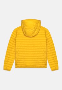 Gelbe gepolsterte Jacke mit Kapuze, die über eine gesteppten Textur und elastische Bündchen verfügt. Auf der Rückseite sind horizontale Nähte und ein gerader Schnitt zu sehen.