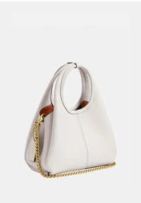 Sac à main en cuir blanc souple avec des poignées supérieures arrondies, des accents intérieurs marron et une bandoulière chaîne dorée reposant sous le sac.
