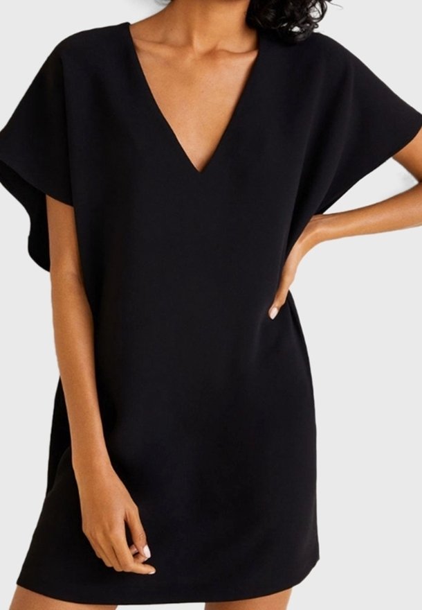 Schwarzes V-Ausschnitt-Kleid mit kurzen, weiten Ärmeln, gefertigt aus glattem Stoff. Verfügt über eine lockere Passform, die oberhalb des Knies fällt.
