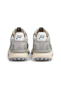 Sneakers atletici grigi con tomaia in suede e mesh, collo imbottito, linguetta e una suola spessa e testurizzata color crema e grigio.