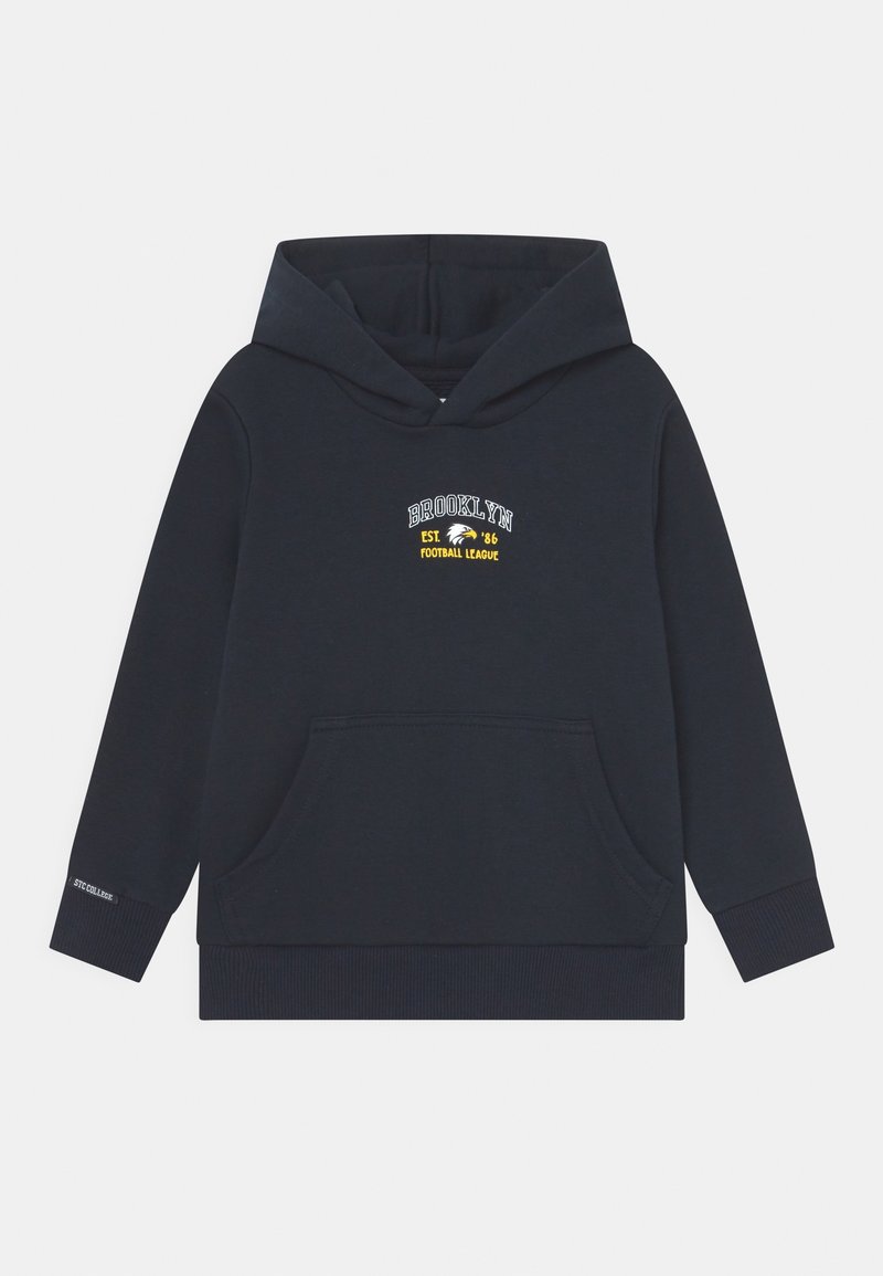 Sweat à capuche bleu marine avec poche avant, poignets côtelés, et texte et logo jaune-blanc "Brooklyn Est. '86 Football League" sur la poitrine.