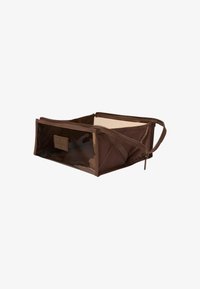 Borsa rettangolare marrone con zip, dalla superficie liscia e lucida, con apertura superiore, dotata di fodera interna e di una maniglia su un lato.