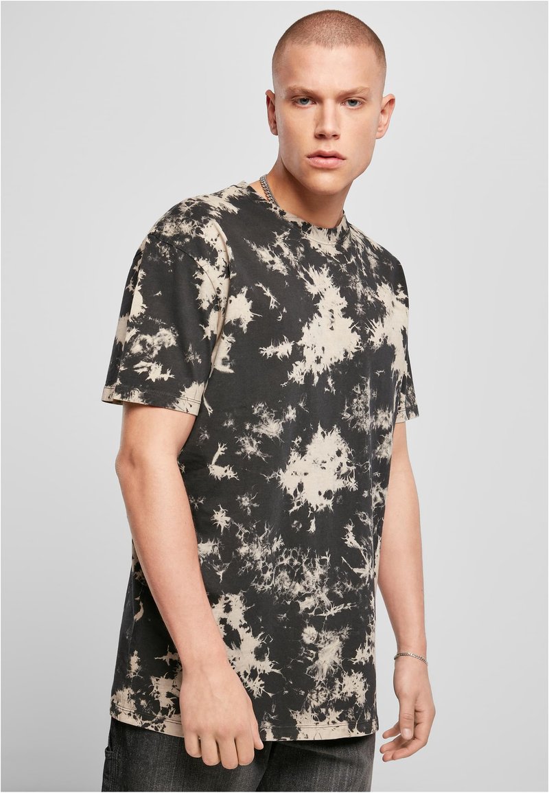 Svart og beige tie-dye t-skjorte med rund hals, kort erme og løs passform, med et abstrakt sølvmønster.