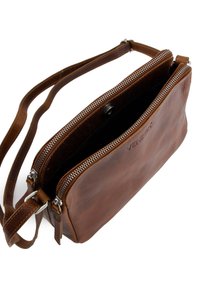 Brun læder crossbody taske med dobbelte lynlås lukninger, justerbar rem og glat tekstur. Har et subtilt præget logo på siden.