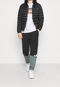 adidas Originals T-shirt med print - white