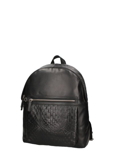 Sac à dos en cuir noir avec un motif tissé texturé à l'avant, doté d'une poche zippée et de bretelles réglables. Fini de surface lisse.