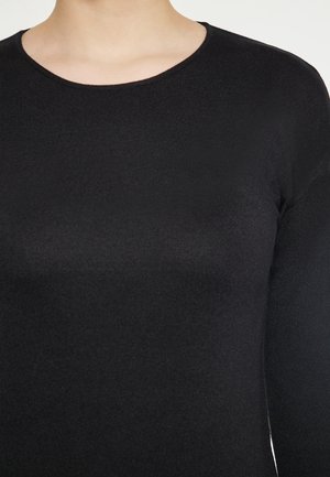 Maglietta nera a maniche lunghe con scollatura rotonda, caratterizzata da una texture liscia e un design aderente. Realizzata in un materiale elastico.