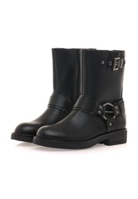 Botas de cuero negro hasta el tobillo con punta redonda, cremallera lateral y correa decorativa con hebilla. Presentan una suela plana y un diseño minimalista.