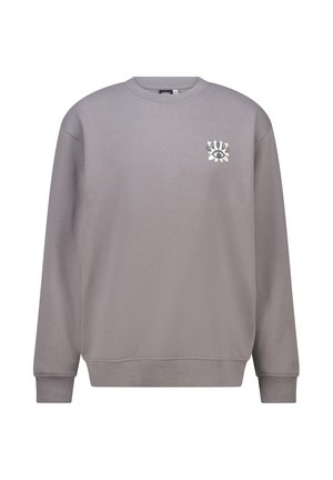 Sweatshirt gris en tissu doux, avec un col rond et des manches longues. Détail notable : petit design graphique sur la zone gauche de la poitrine.