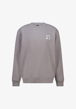 Grijze sweater van zachte stof, met een ronde halslijn en lange mouwen. Opvallend detail: kleine grafische afbeelding op de linker borst.