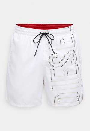 Pantalones cortos de baño blancos con una cinturilla interior roja, cordón negro y texto transparente en relieve en el lateral.