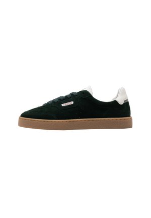 Sneaker verde in suede con profilo basso, linguetta posteriore bianca, lacci scuri e suola in gomma marrone. Presenta perforazioni laterali e dettaglio del logo.