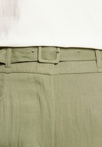 VILA Petite VIWILDA MAE DETAIL WIDE PANTS - Calças - four leaf clover