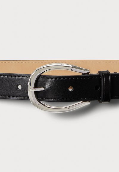 Μαύρη δερμάτινη ζώνη με ασημένια οβάλ αγκράφα, ομαλή υφή και πολλαπλές τρύπες για ρύθμιση, με αντίθετο ανοιχτό εσωτερικό.
