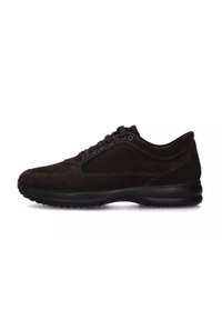 Sneaker in suede marrone con suola in gomma nera, punta arrotondata e sei fori per i lacci. Presenta cuciture a contrasto lungo il design.