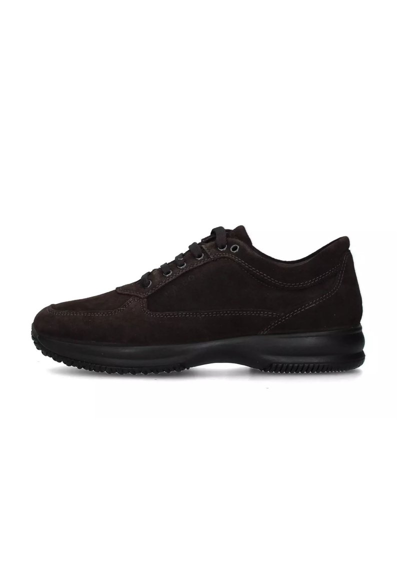 Sneaker in suede marrone con suola in gomma nera, punta arrotondata e sei fori per i lacci. Presenta cuciture a contrasto lungo il design.
