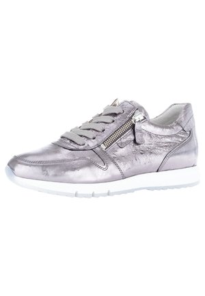 Metallic sølv lavtop-sneaker med snørebånd, sidelukning med lynlås, tekstureret læderoverdel og hvid gummisål.