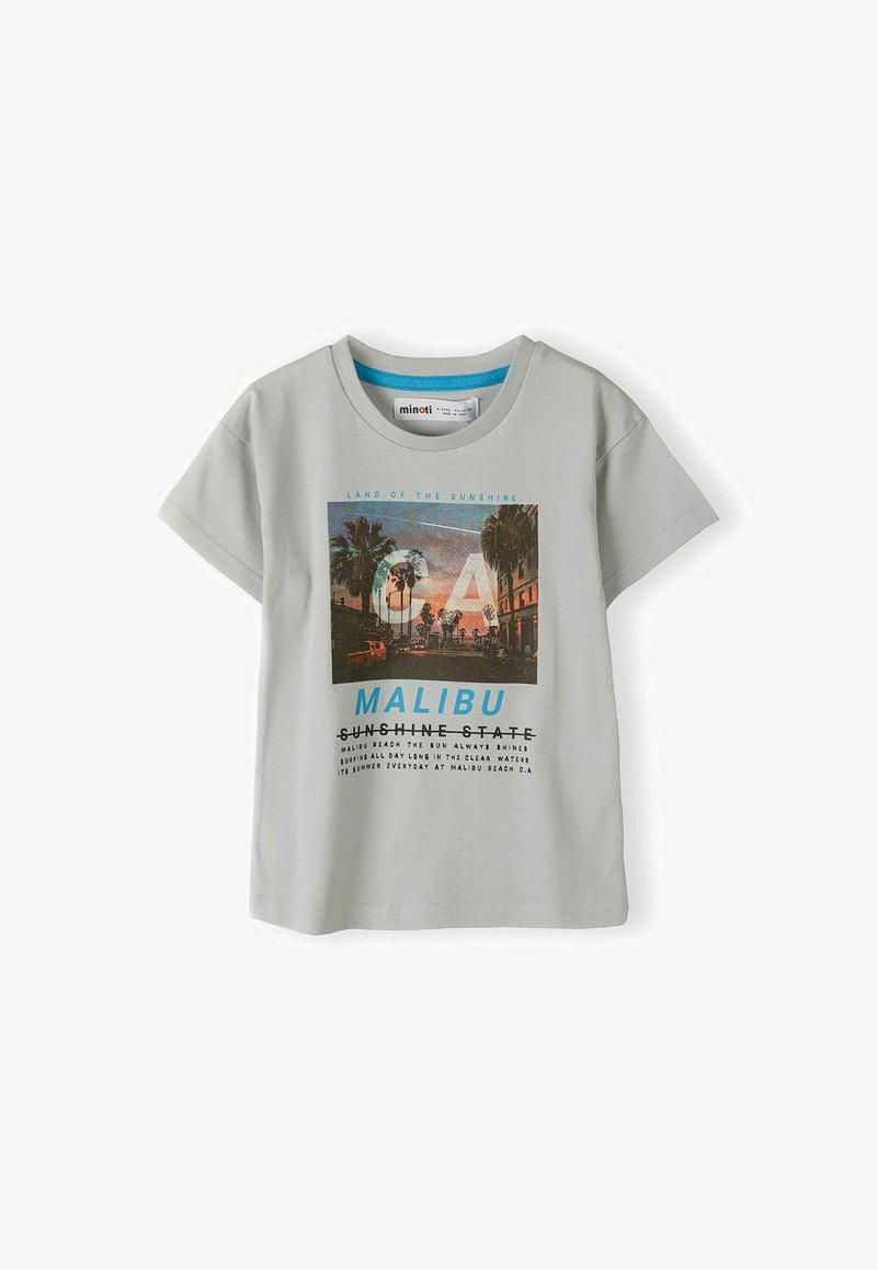 Svetlo šedé tričko s krátkym rukávom vyrobené z bavlny, s potlačou obsahujúcou palmy a textom "Malibu Sunshine State."