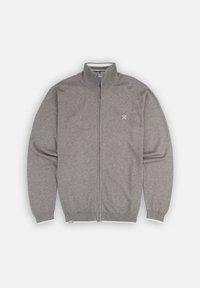Cardigan tricoté gris à zip intégral avec un col montant et des poignets côtelés, arborant un petit logo brodé blanc sur la poitrine gauche.