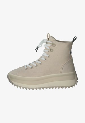 Beige High-Top-Sneaker aus Canvas mit weißen Schnürsenkeln, dicker, strukturierten Sohle und schwarzem Zugband hinten. Mit runder Zehenpartie und Steppnähten.