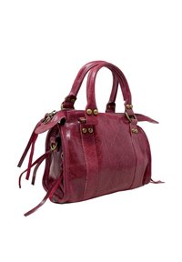 Kleine Handtasche aus dunkelrosa Leder. Verfügt über doppelte Griffe, seitliche Quasten, Messingakzente und einen Reißverschluss. Texturierte Oberfläche mit leichtem Glanz.