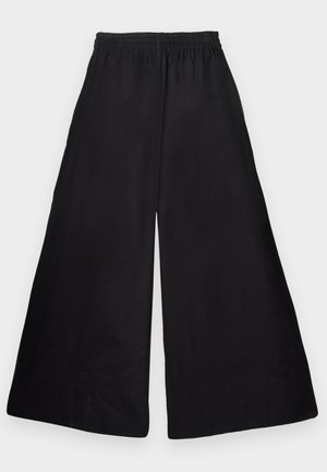Sorte vide benbukser lavet af glat, let stof, med en elastisk talje og et rent, minimalistisk design uden mønstre.